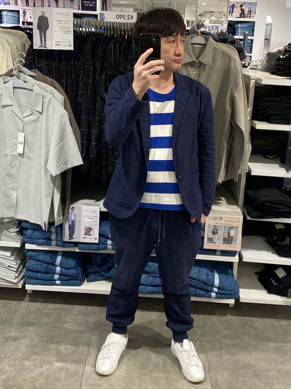 ブルー系のテーラードジャケット、ブルー系のその他パンツ、ホワイト系のスニーカーを着用したメンズの秋コーディネートの4枚目の写真