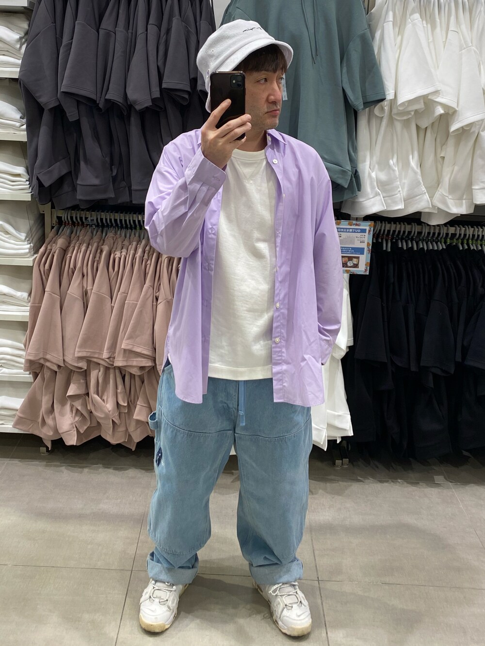 パープル系のシャツ/ブラウス、ブルー系のその他パンツ、ホワイト系のスニーカーを着用したメンズの夏コーディネートの4枚目の写真