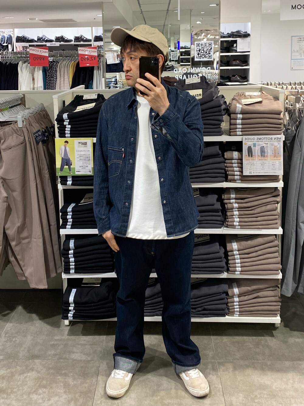 ブルー系のシャツ/ブラウス、ホワイト系のTシャツ/カットソー、ブルー系のデニムパンツを着用したメンズの夏コーディネートの4枚目の写真