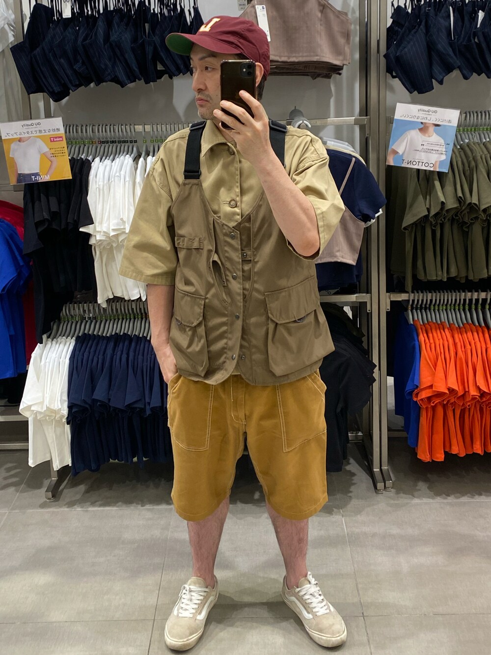 ブラウン系のベスト、ブラウン系のシャツ/ブラウス、ベージュ系のスニーカーを着用したメンズの夏コーディネートの5枚目の写真