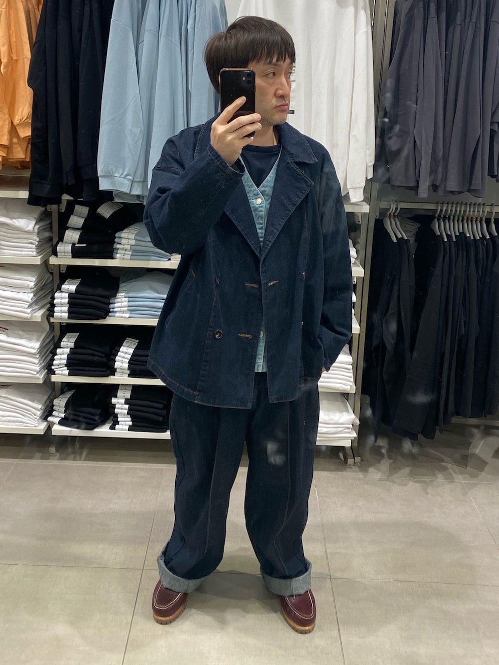 ブルー系のデニムジャケット、ブルー系のデニムパンツ、ブラウン系のモカシン/デッキシューズを着用したメンズの春コーディネートの4枚目の写真