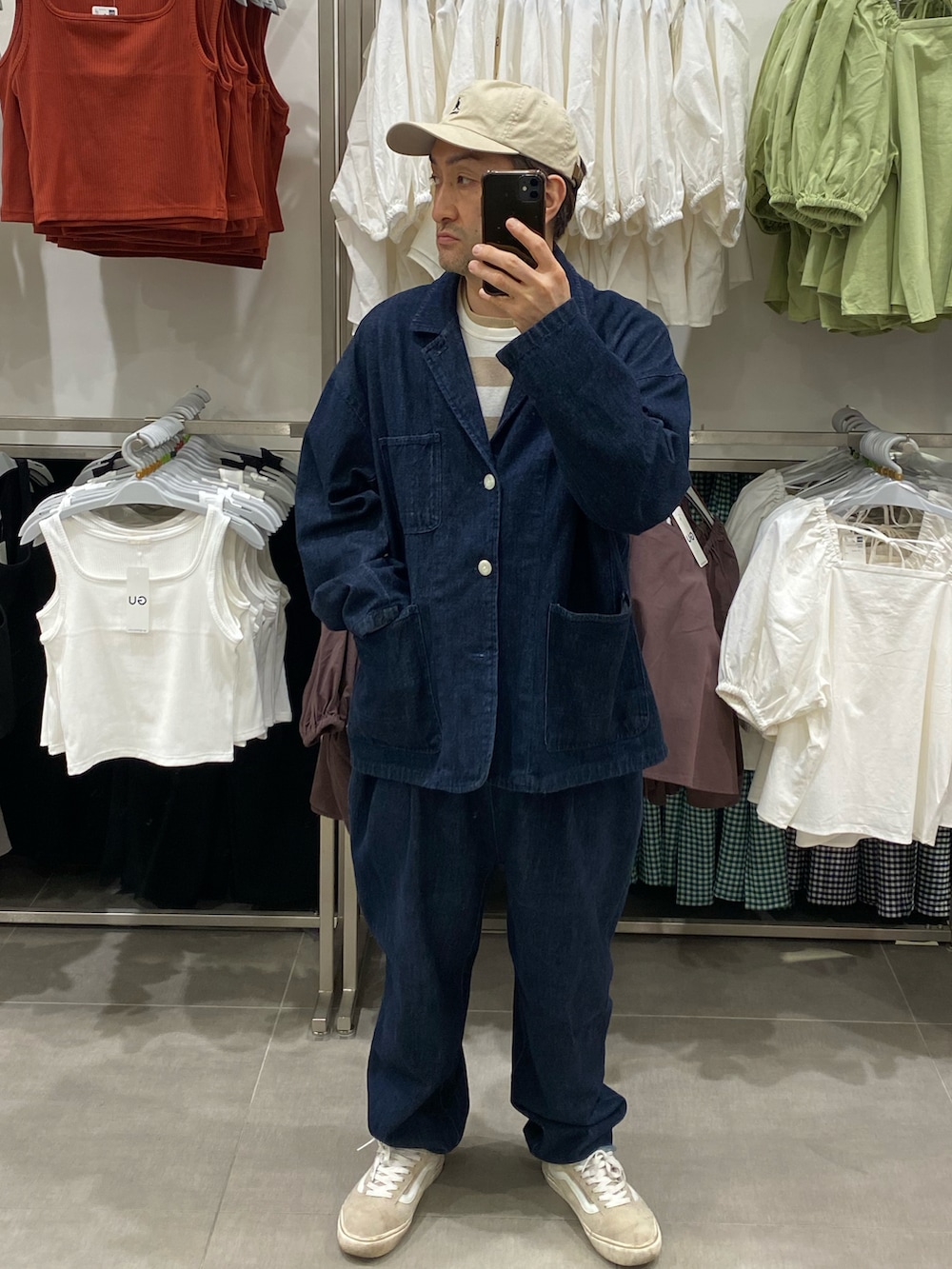 ブルー系のテーラードジャケット、ベージュ系のTシャツ/カットソー、ベージュ系のスニーカーを着用したメンズの春コーディネートの3枚目の写真