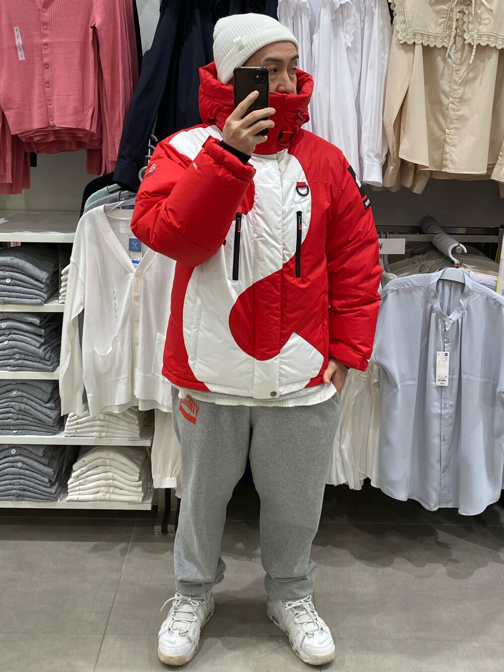 グレー系のスウェット、グレー系のスウェットパンツ、ホワイト系のスニーカーを着用したメンズの冬コーディネートの3枚目の写真