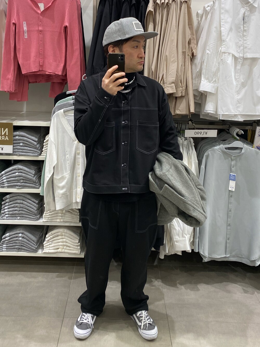 グレー系のピーコート、グレー系のスニーカー、ブラック系のTシャツ/カットソーを着用したメンズの冬コーディネートの4枚目の写真