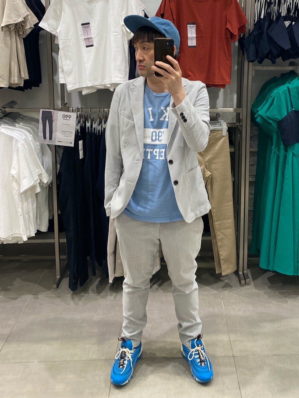 その他のスラックス、その他のテーラードジャケット、ブルー系のTシャツ/カットソーを着用したメンズの秋コーディネートの3枚目の写真