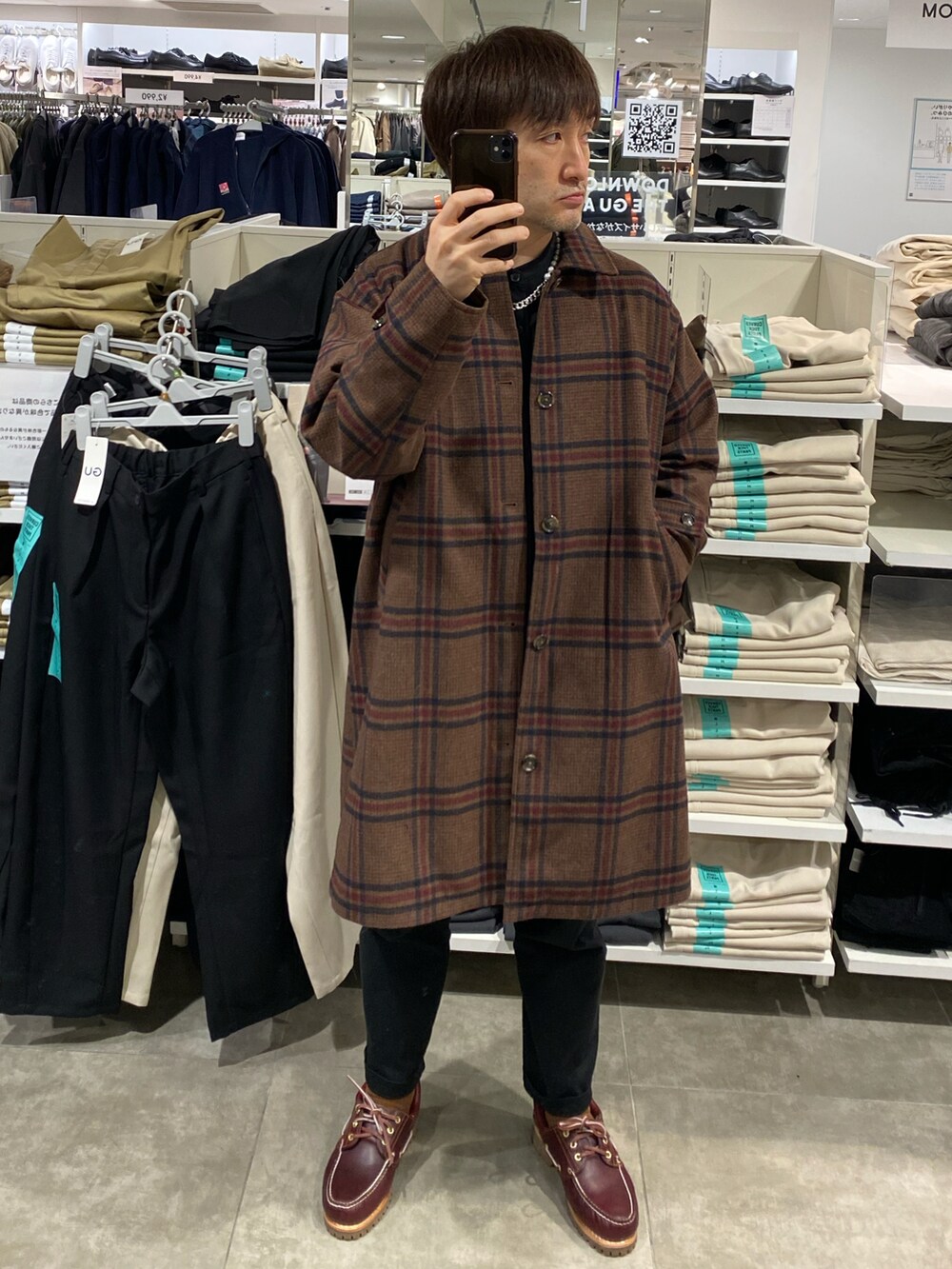 ブラウン系のモカシン/デッキシューズ、ブラック系のパンツ、ブラック系のTシャツ/カットソーを着用したメンズの秋コーディネートの3枚目の写真