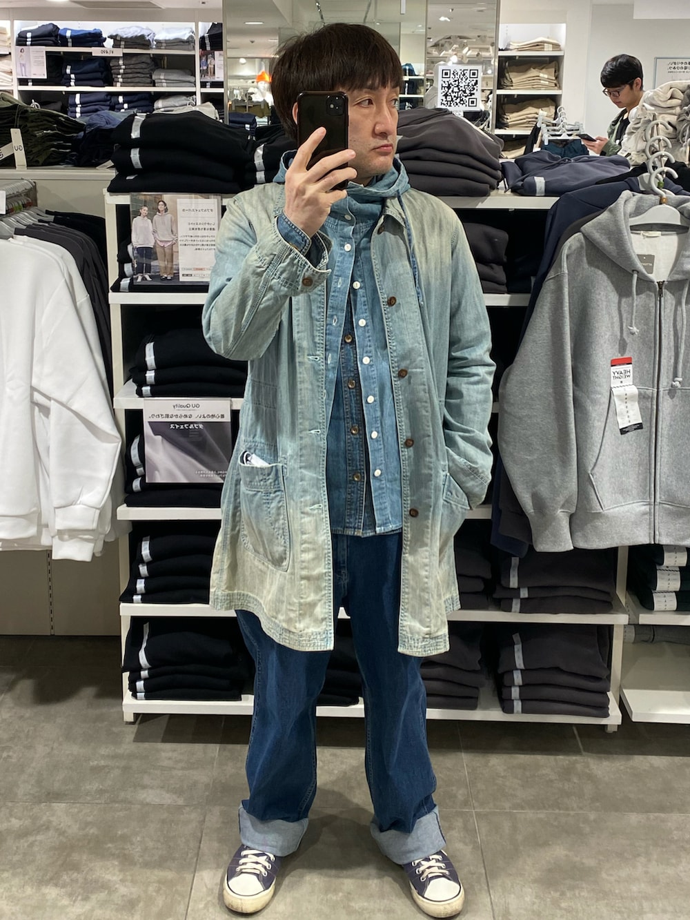 ブルー系のシャツ/ブラウス、ブルー系のデニムパンツ、ブルー系のスニーカーを着用したメンズの春コーディネートの3枚目の写真