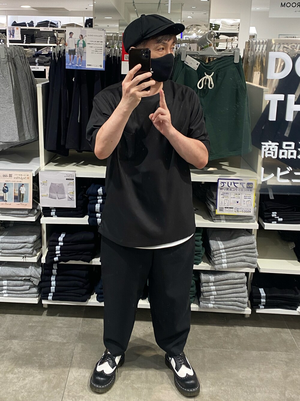 ブラック系のTシャツ/カットソー、ブラック系のスラックス、ブラック系のドレスシューズを着用したメンズの夏コーディネートの2枚目の写真