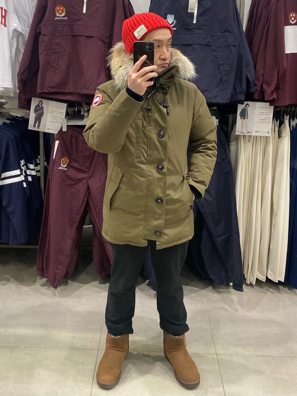 グリーン系のダウンジャケット/コート、ブラック系のその他パンツ、ブラウン系のブーツを着用したメンズの冬コーディネートの3枚目の写真