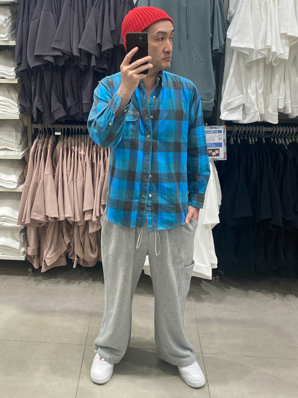 ブルー系のシャツ/ブラウス、グレー系のスウェットパンツ、ホワイト系のスニーカーを着用したメンズの夏コーディネートの4枚目の写真