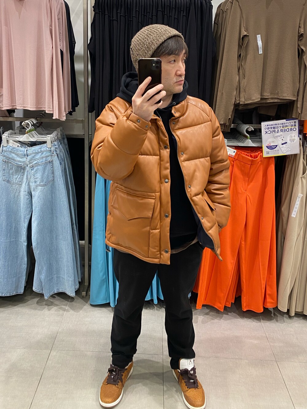 ブラウン系のダウンジャケット/コート、ブラック系のその他パンツ、ブラウン系のスニーカーを着用したメンズの春コーディネートの3枚目の写真