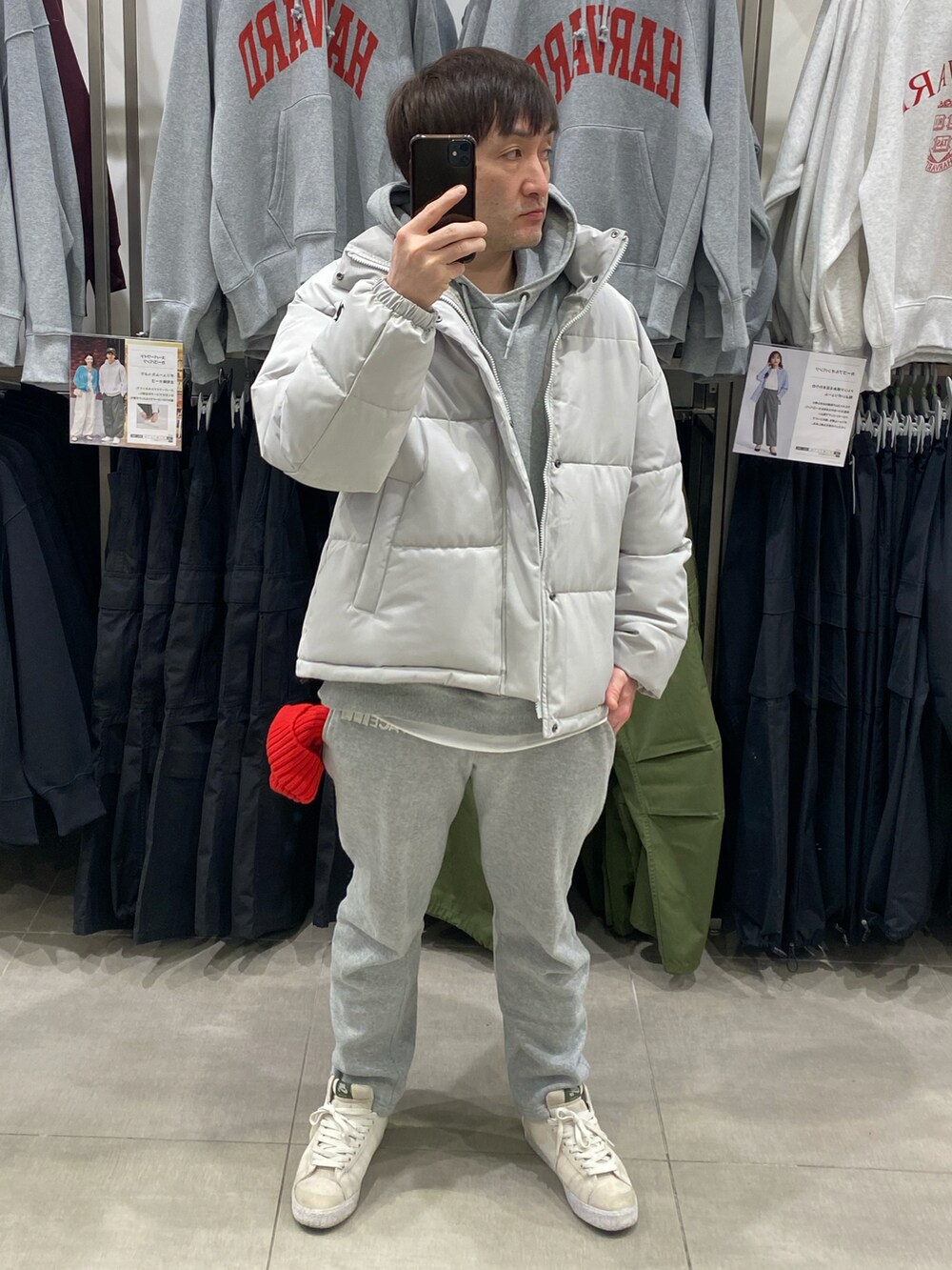 ホワイト系のスニーカー、グレー系のスウェットパンツ、グレー系のパーカーを着用したメンズの冬コーディネートの3枚目の写真