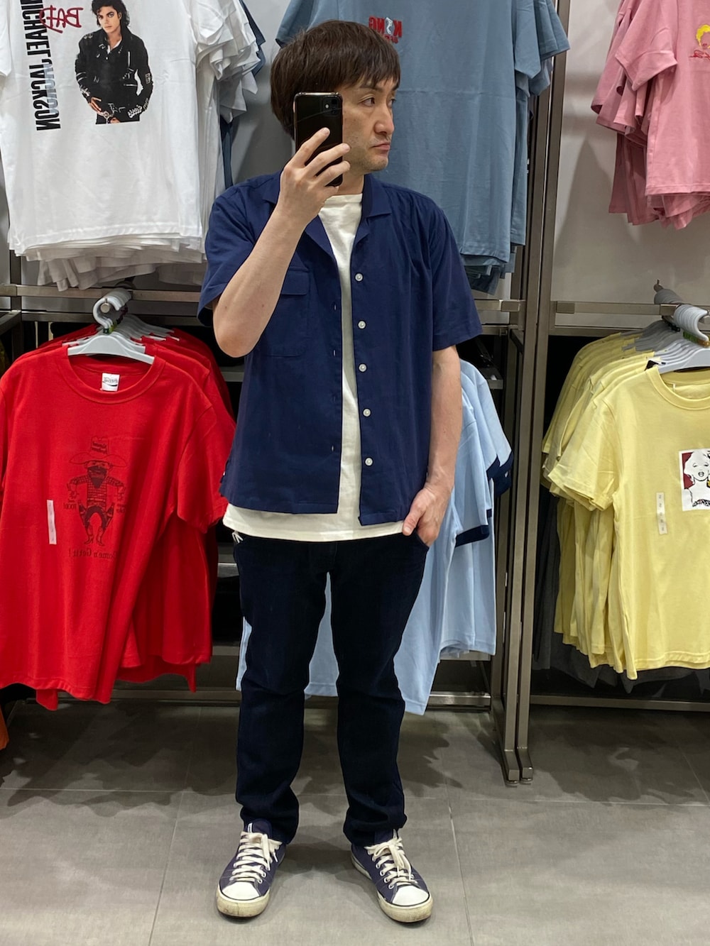 ブルー系のシャツ/ブラウス、ホワイト系のTシャツ/カットソー、ブルー系のデニムパンツを着用したメンズの夏コーディネートの4枚目の写真