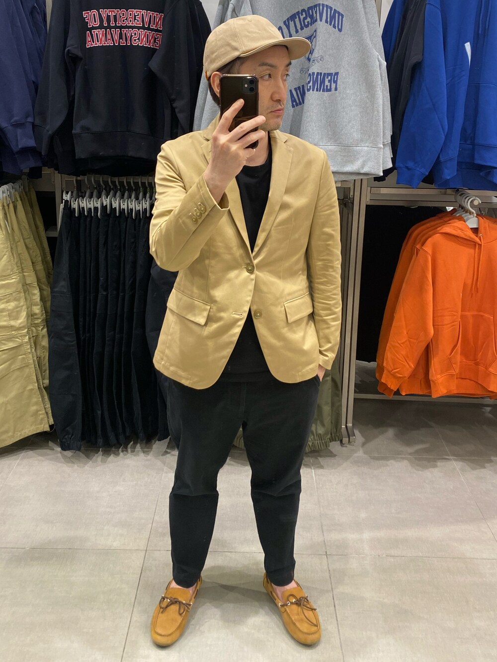 ベージュ系のテーラードジャケット、ベージュ系のモカシン/デッキシューズ、ベージュ系のキャップを着用したメンズの秋コーディネートの2枚目の写真