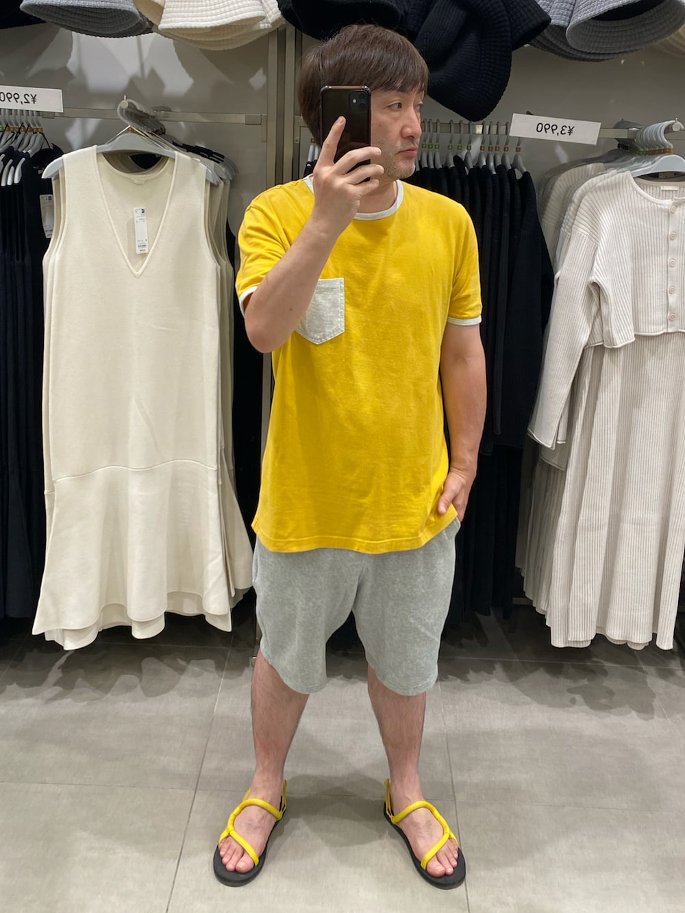 イエロー系のTシャツ/カットソー、イエロー系のサンダル、グレー系のハットを着用したメンズの夏コーディネートの3枚目の写真