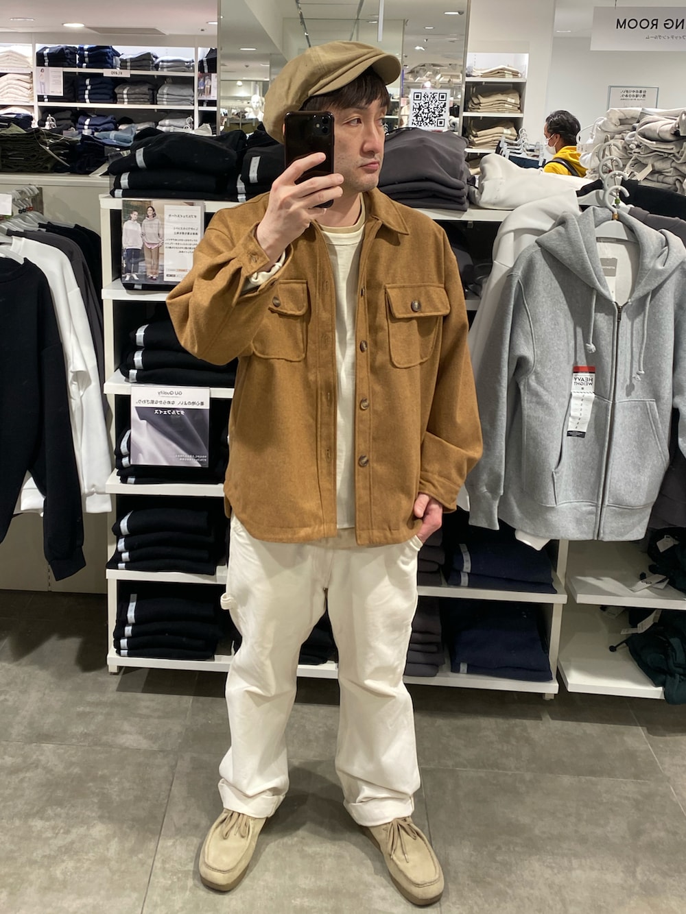 イエロー系のカバーオール、ホワイト系のカーゴパンツ、その他のシューズを着用したメンズの春コーディネートの2枚目の写真