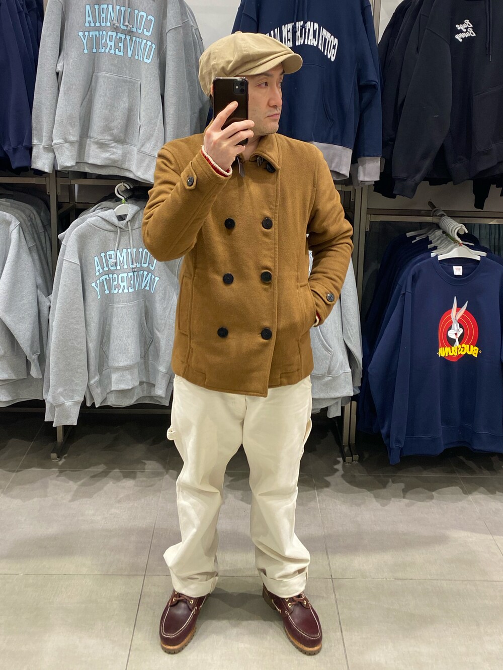 ブラウン系のピーコート、ホワイト系のニット/セーター、ホワイト系のその他パンツを着用したメンズの冬コーディネートの5枚目の写真