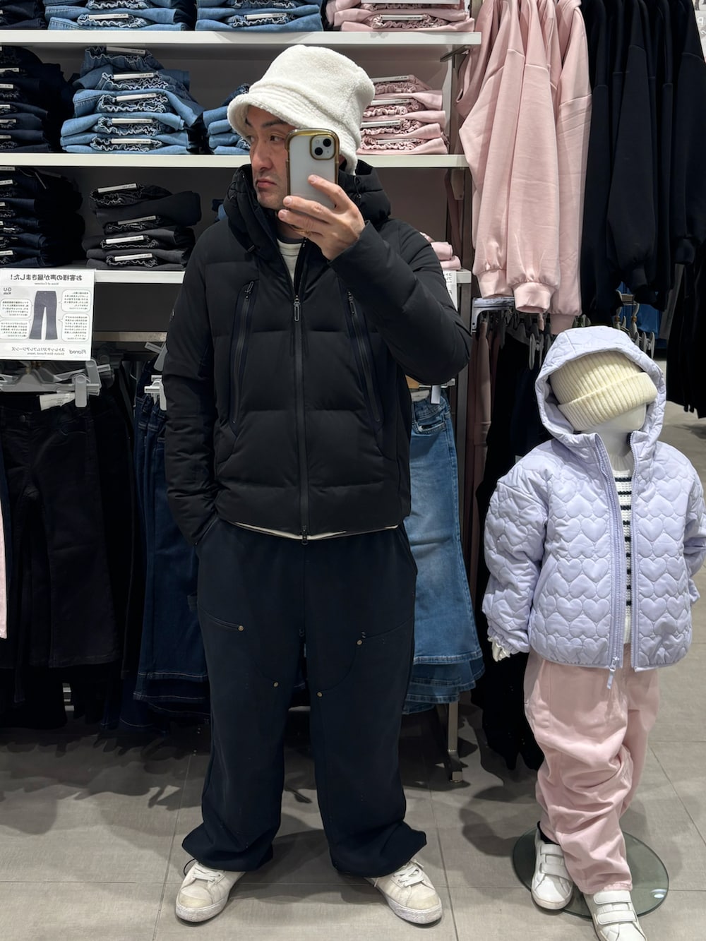 グレー系のスウェットパンツ、ブラック系のダウンジャケット/コート、ホワイト系のスニーカーを着用したメンズの春コーディネートの3枚目の写真