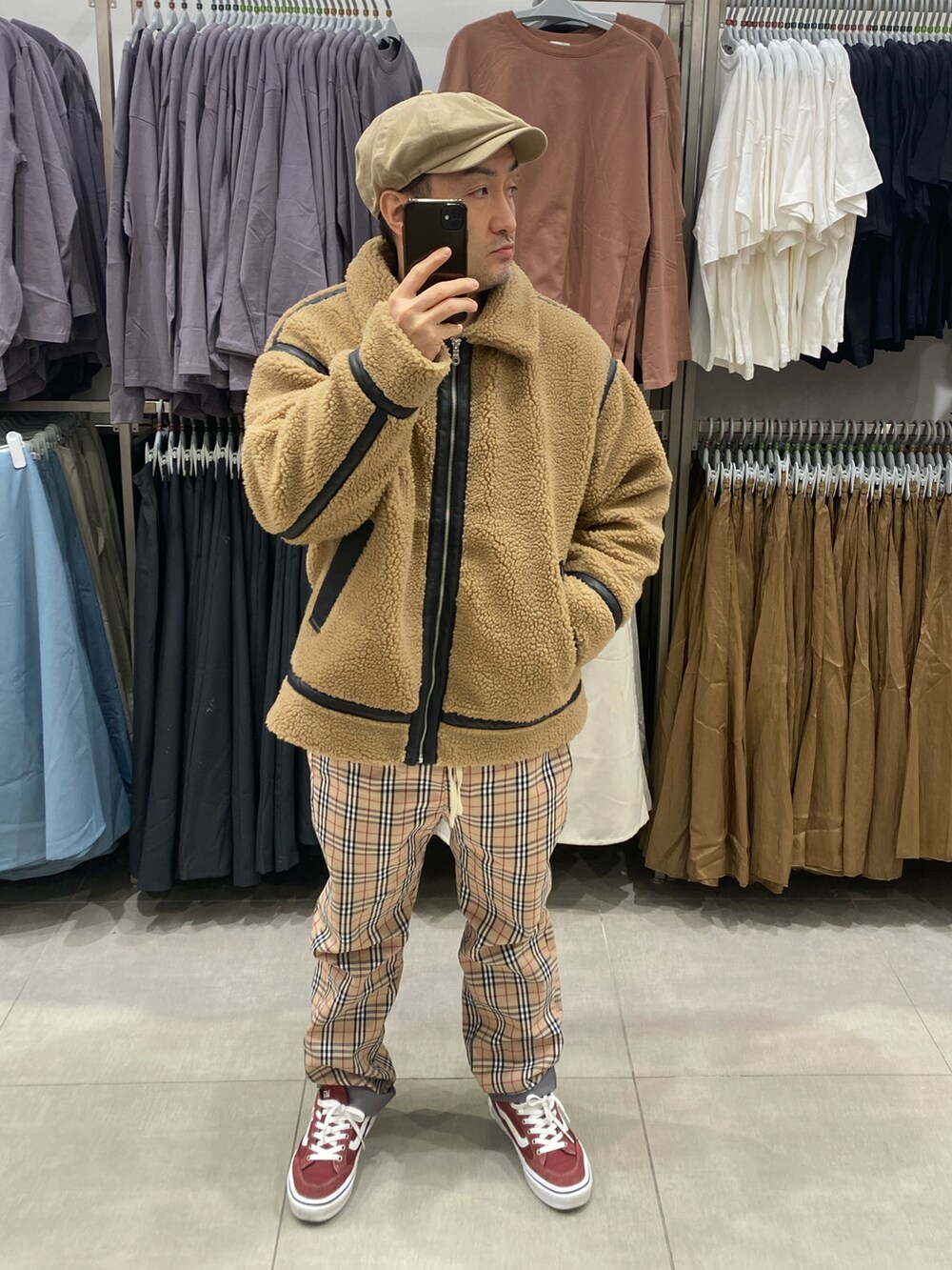 ベージュ系のブルゾン、ホワイト系のニット/セーター、ベージュ系のパンツを着用したメンズの冬コーディネートの4枚目の写真