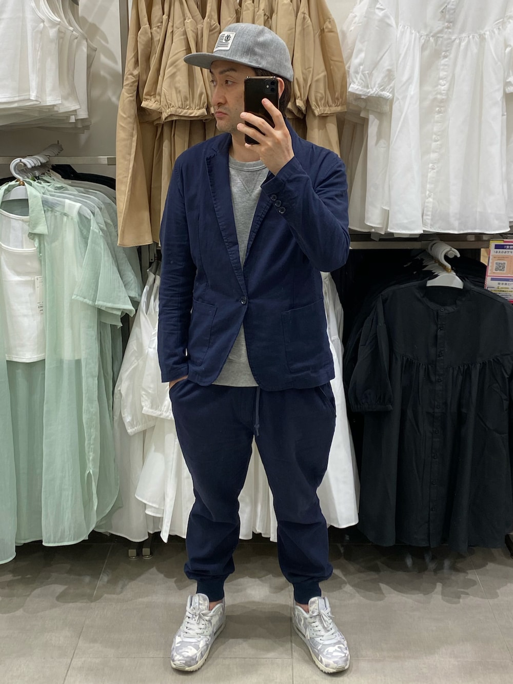 グレー系のTシャツ/カットソー、ブルー系のテーラードジャケット、ブルー系のその他パンツを着用したメンズの春コーディネートの3枚目の写真