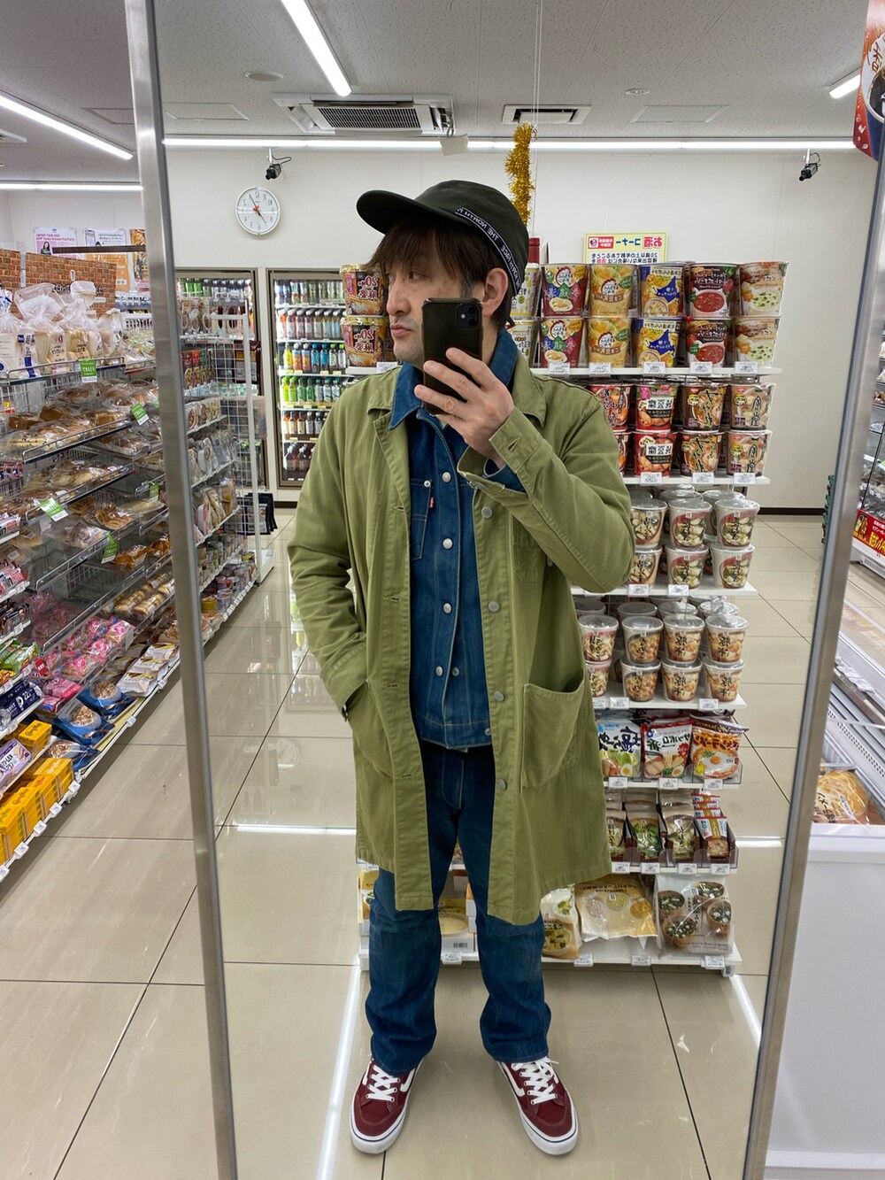 グリーン系のその他アウター、レッド系のスニーカー、ブルー系のデニムジャケットを着用したメンズの秋コーディネートの2枚目の写真