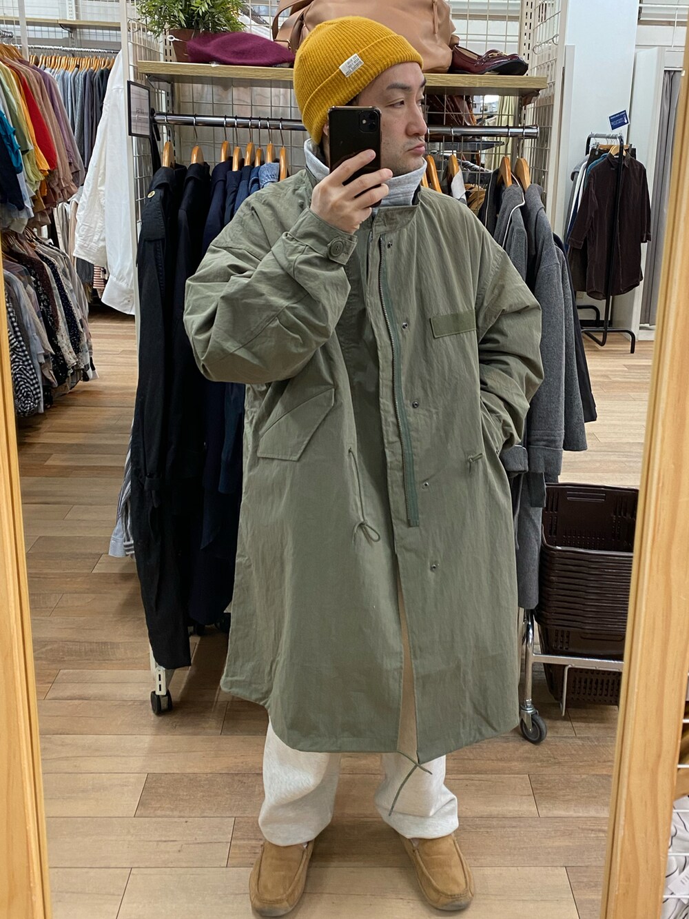 ベージュ系のモカシン/デッキシューズ、グリーン系のモッズコート、グレー系のスウェットを着用したメンズの冬コーディネートの3枚目の写真