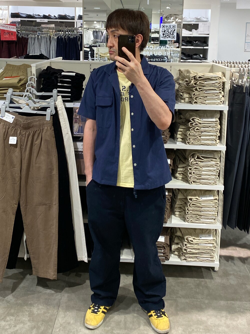 イエロー系のTシャツ/カットソー、ブルー系のシャツ/ブラウス、ブルー系のその他パンツを着用したメンズの秋コーディネートの4枚目の写真