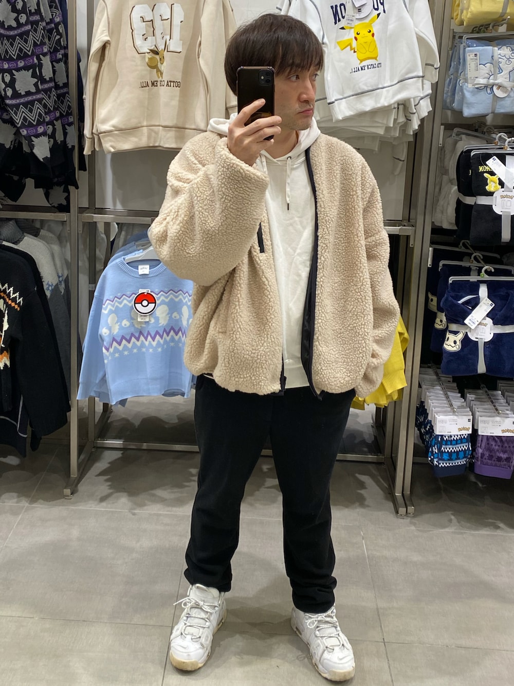 ベージュ系のブルゾン、ホワイト系のスニーカー、ブラック系のハットを着用したメンズの秋コーディネートの3枚目の写真