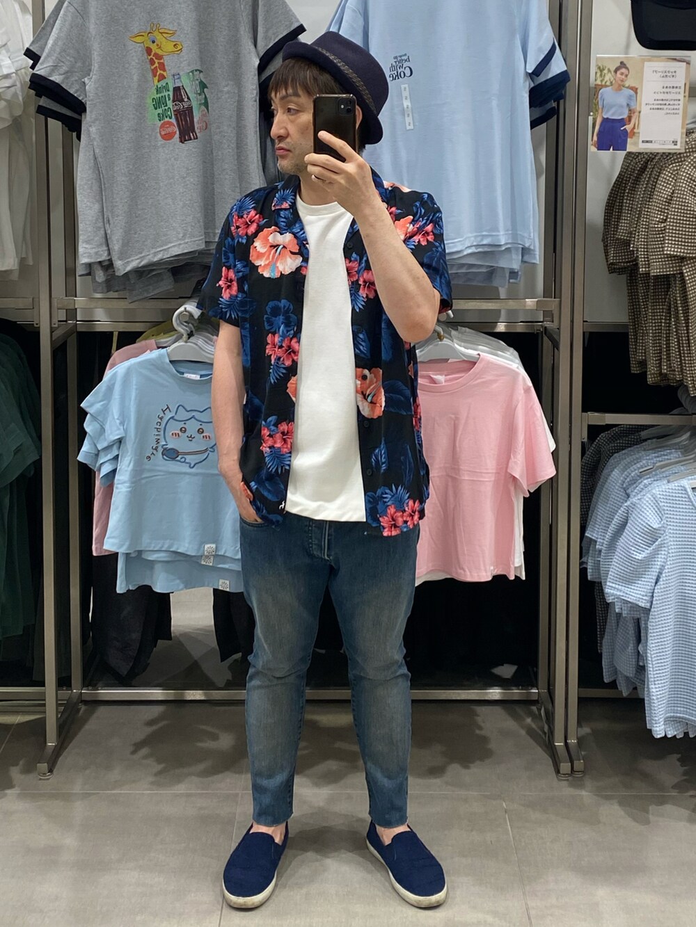 その他のトップス、ホワイト系のTシャツ/カットソー、ブルー系のデニムパンツを着用したメンズの夏コーディネートの3枚目の写真