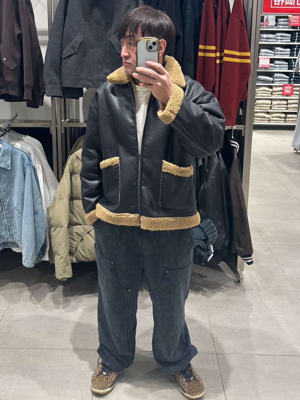 グレー系のスウェットパンツ、ブラック系のブルゾン、その他のスニーカーを着用したメンズの春コーディネートの2枚目の写真