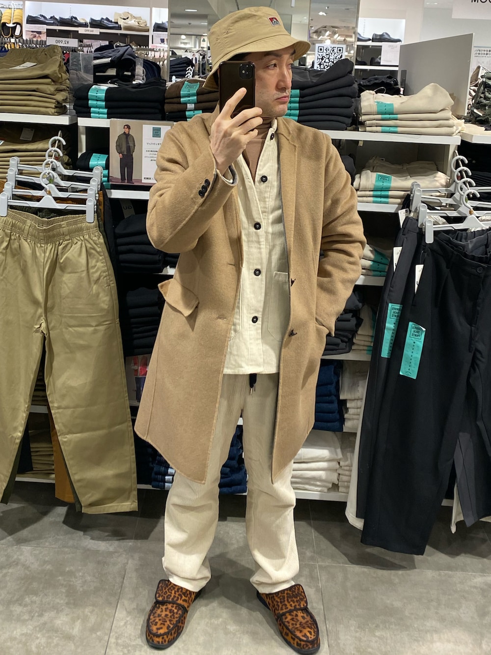 ホワイト系のブルゾン、ベージュ系のトップス、その他のスニーカーを着用したメンズの秋コーディネートの2枚目の写真