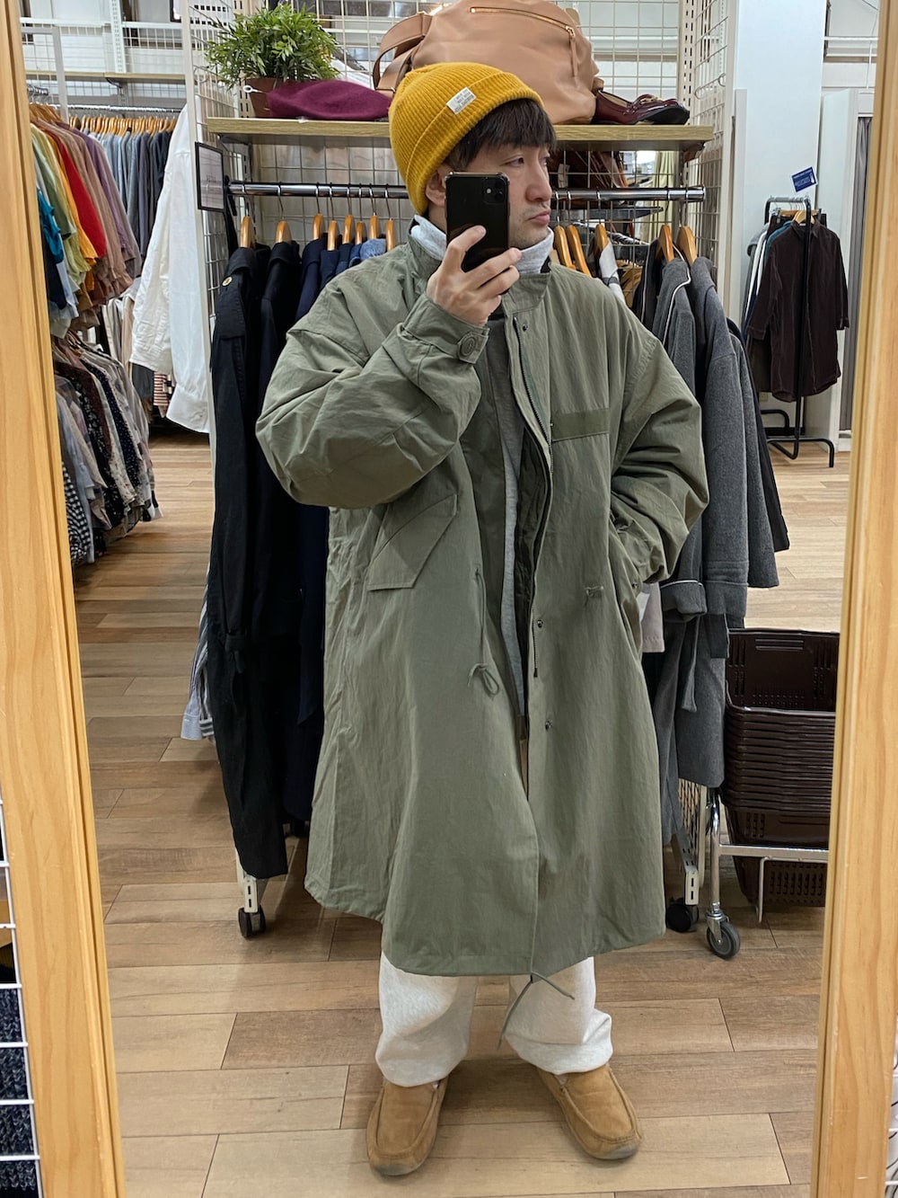 ベージュ系のモカシン/デッキシューズ、グリーン系のモッズコート、グレー系のスウェットを着用したメンズの冬コーディネートの2枚目の写真
