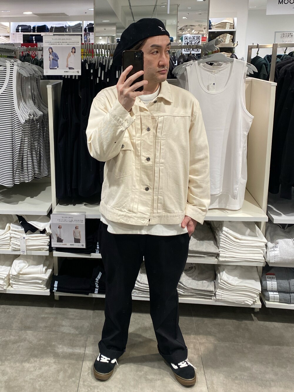 ホワイト系のデニムジャケット、ホワイト系のスウェット、ブラック系のチノパンツを着用したメンズの春コーディネートの4枚目の写真
