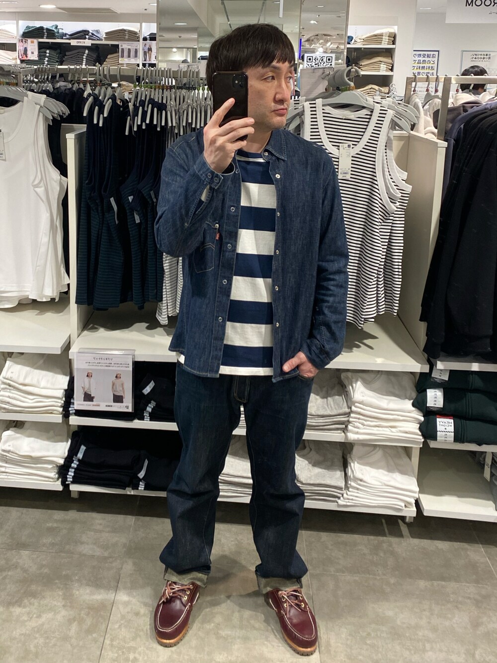 ブルー系のTシャツ/カットソー、ブルー系のシャツ/ブラウス、ブルー系のデニムパンツを着用したメンズの春コーディネートの3枚目の写真