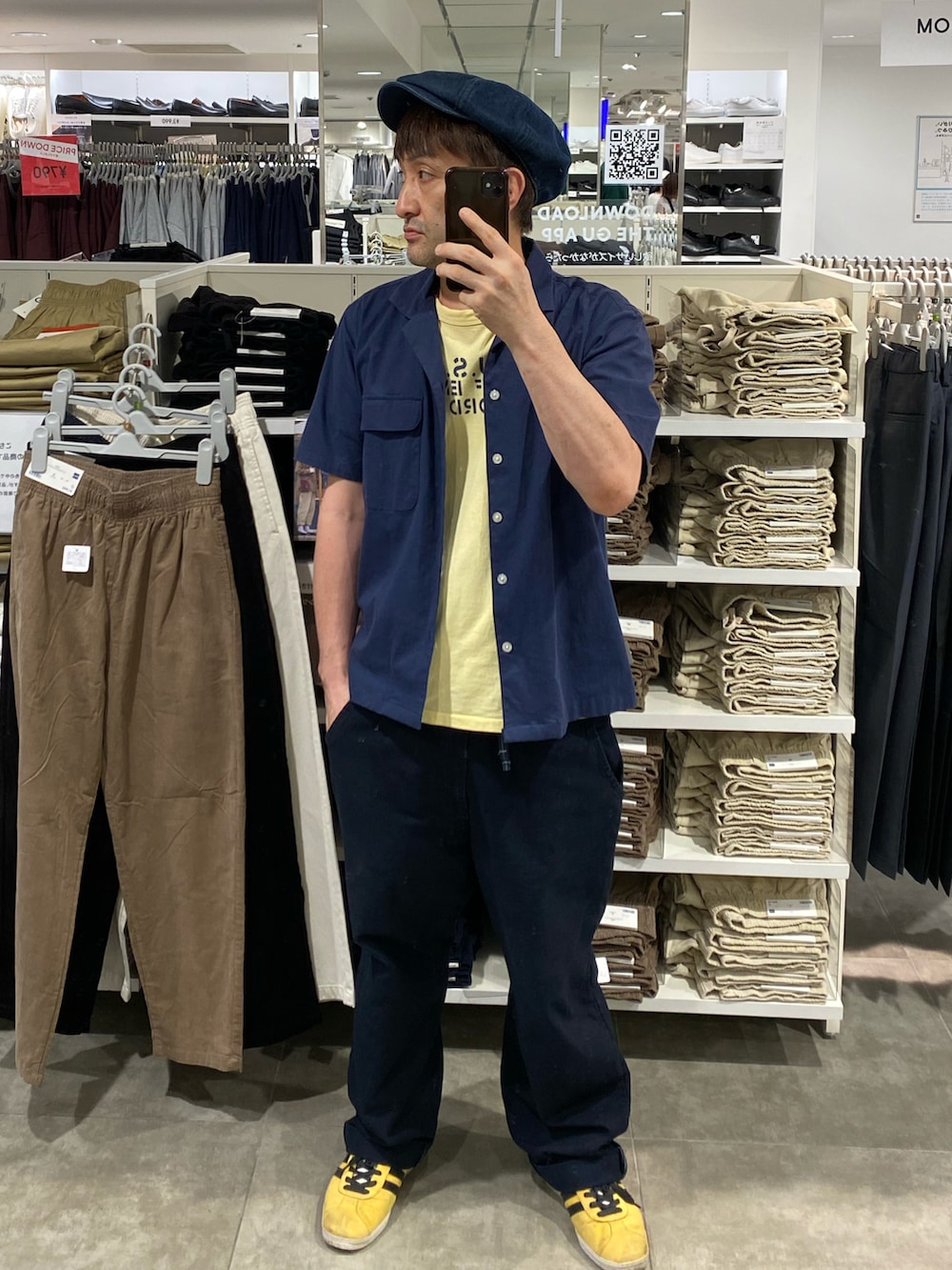 イエロー系のTシャツ/カットソー、ブルー系のシャツ/ブラウス、ブルー系のその他パンツを着用したメンズの秋コーディネートの3枚目の写真