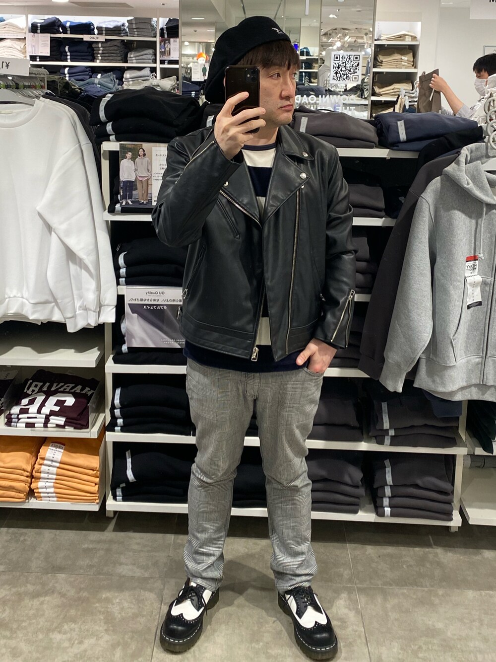 ブラック系のライダースジャケット、その他のTシャツ/カットソー、その他のパンツを着用したメンズの春コーディネートの2枚目の写真