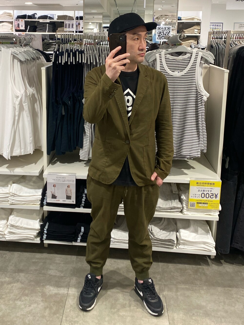 ブラック系のTシャツ/カットソー、グリーン系のセットアップ、ブラック系のスニーカーを着用したメンズの夏コーディネートの4枚目の写真