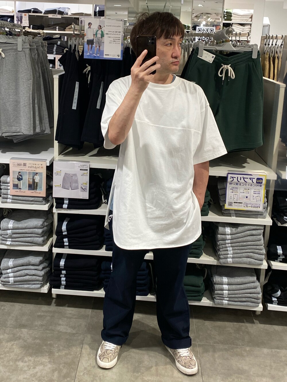 ホワイト系のTシャツ/カットソー、ブルー系のその他パンツ、その他のスニーカーを着用したメンズの夏コーディネートの3枚目の写真