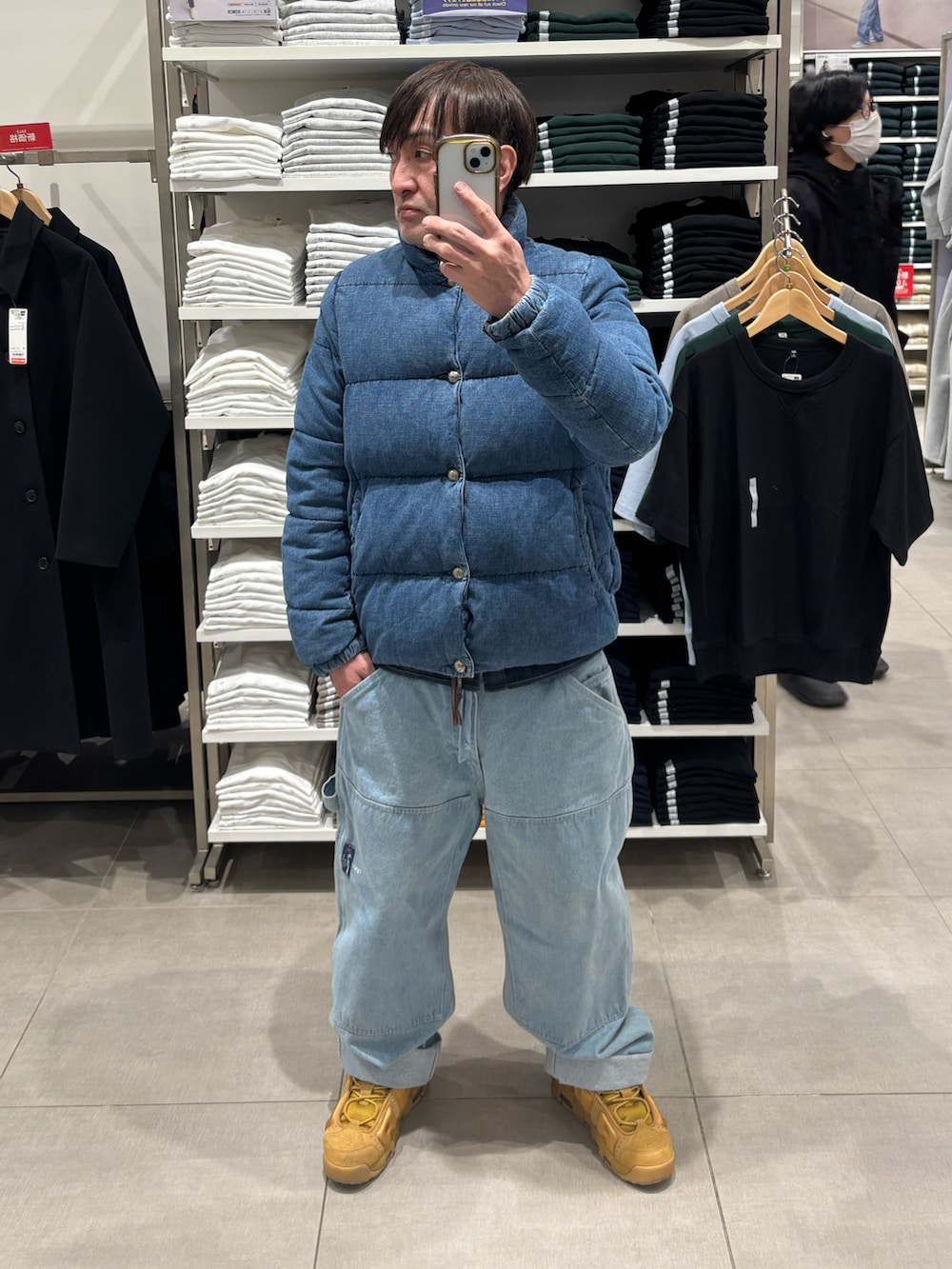 ベージュ系のスニーカー、ブルー系のその他パンツを着用したメンズの春コーディネートの4枚目の写真