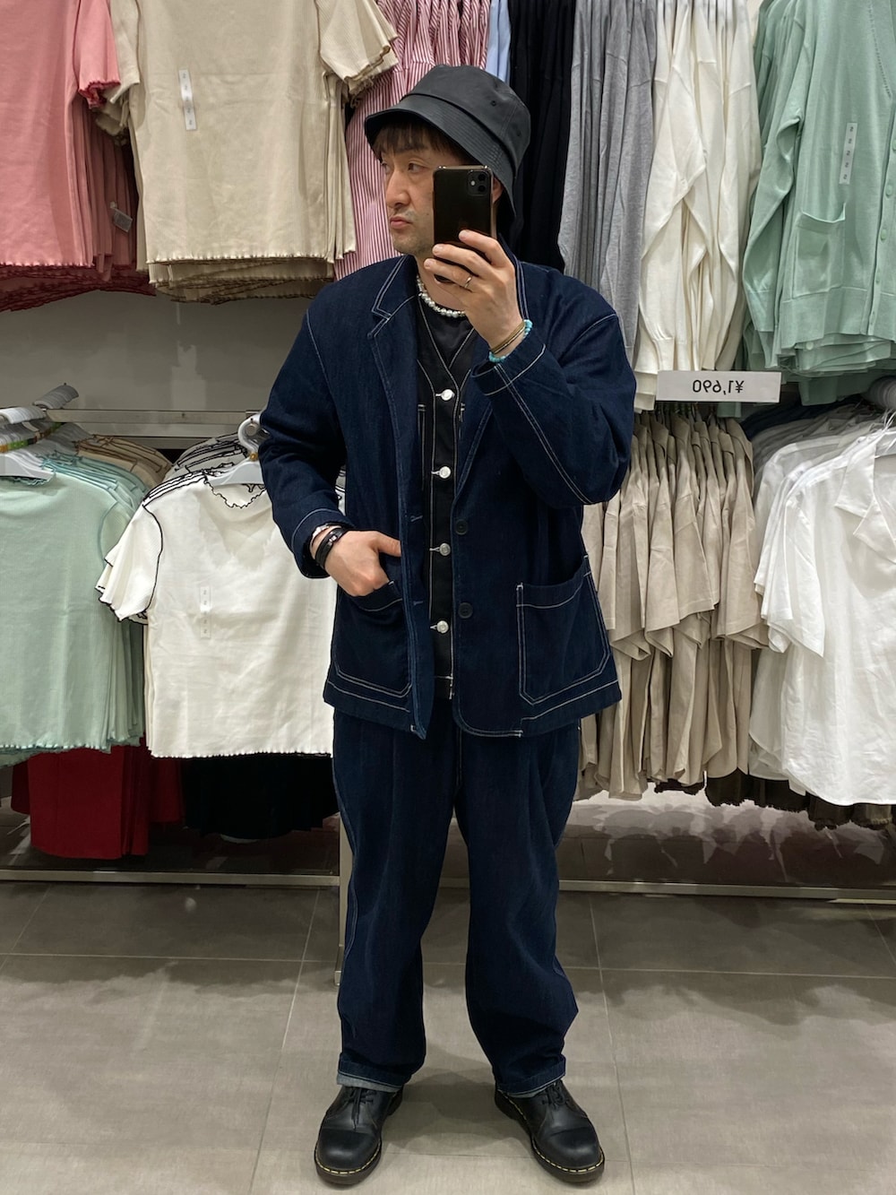 ブルー系のデニムジャケット、ブルー系のデニムパンツ、ブラック系のドレスシューズを着用したメンズの春コーディネートの2枚目の写真