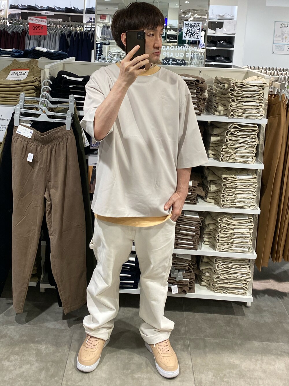 グレー系のTシャツ/カットソー、ホワイト系のその他パンツ、ベージュ系のスニーカーを着用したメンズの夏コーディネートの3枚目の写真