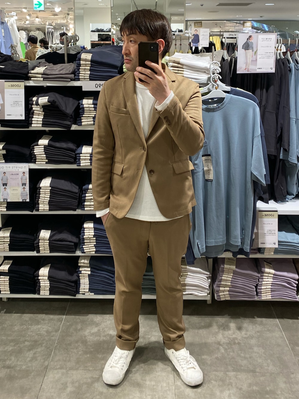 ブラウン系のテーラードジャケット、ホワイト系のTシャツ/カットソー、ホワイト系のスニーカーを着用したメンズの春コーディネートの3枚目の写真