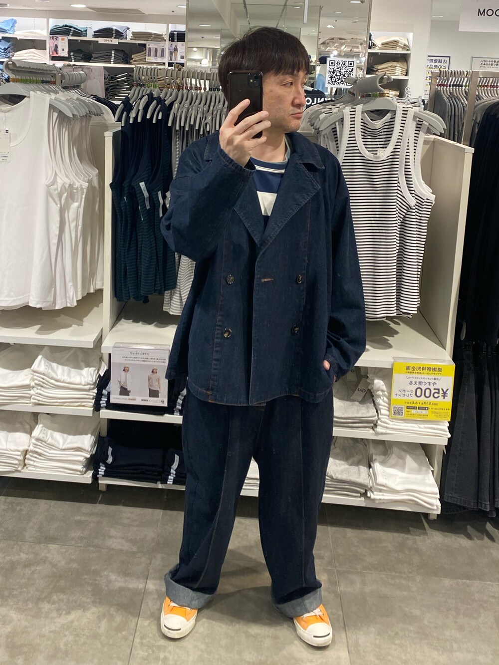 ブルー系のデニムジャケット、オレンジ系のスニーカー、ブルー系のデニムパンツを着用したメンズの夏コーディネートの3枚目の写真