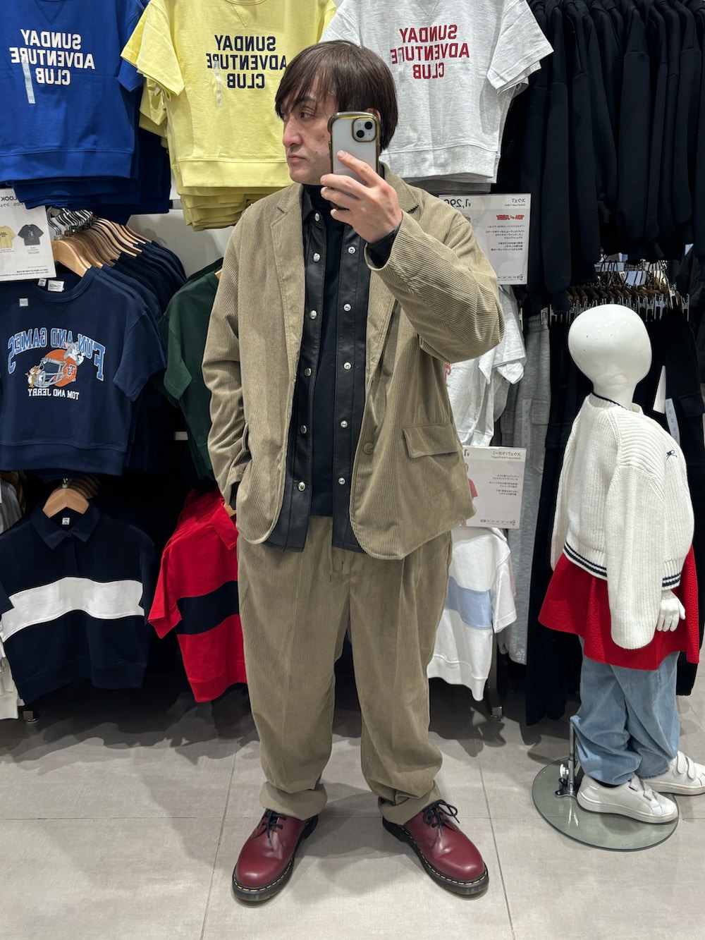 ベージュ系のテーラードジャケット、ブラウン系のドレスシューズを着用したメンズの春コーディネートの3枚目の写真