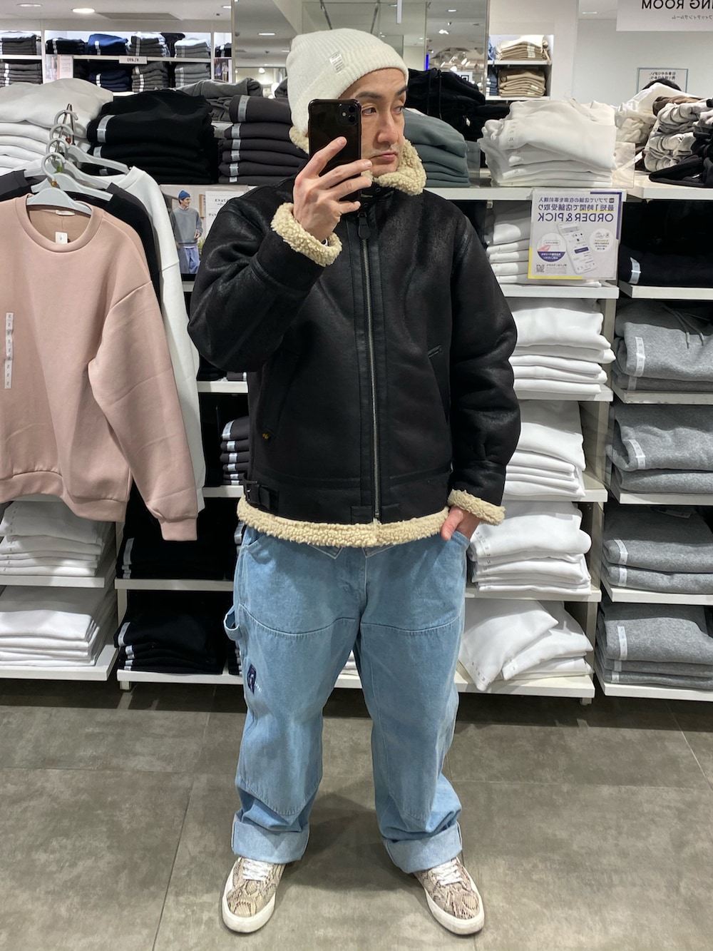 ブラック系のその他アウター、ブルー系のその他パンツ、その他のスニーカーを着用したメンズの冬コーディネートの5枚目の写真