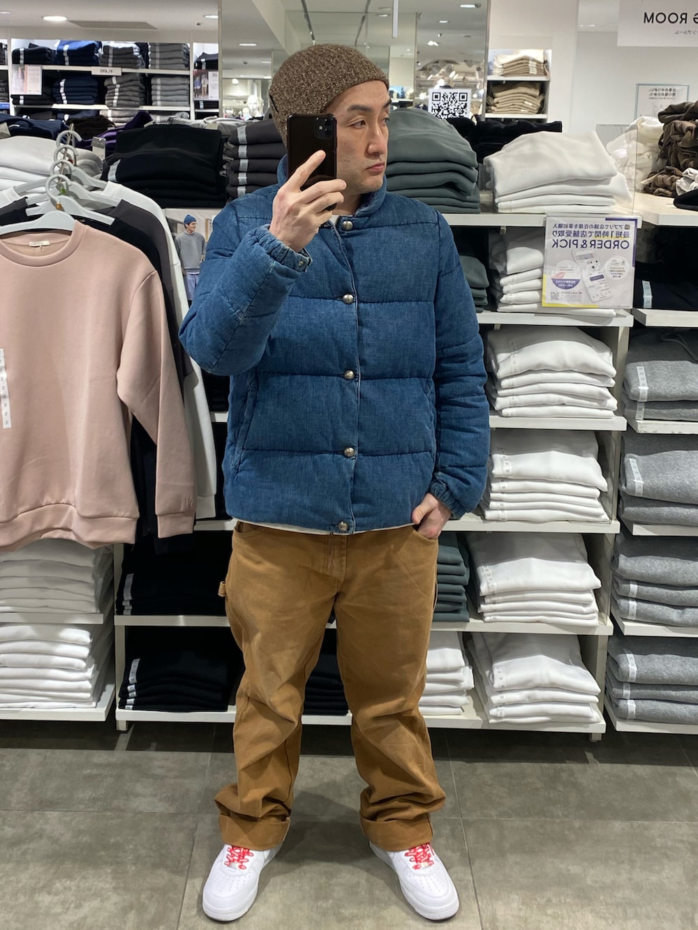 ブルー系のダウンジャケット/コート、ホワイト系のスウェット、ブラウン系のその他パンツを着用したメンズの冬コーディネートの4枚目の写真