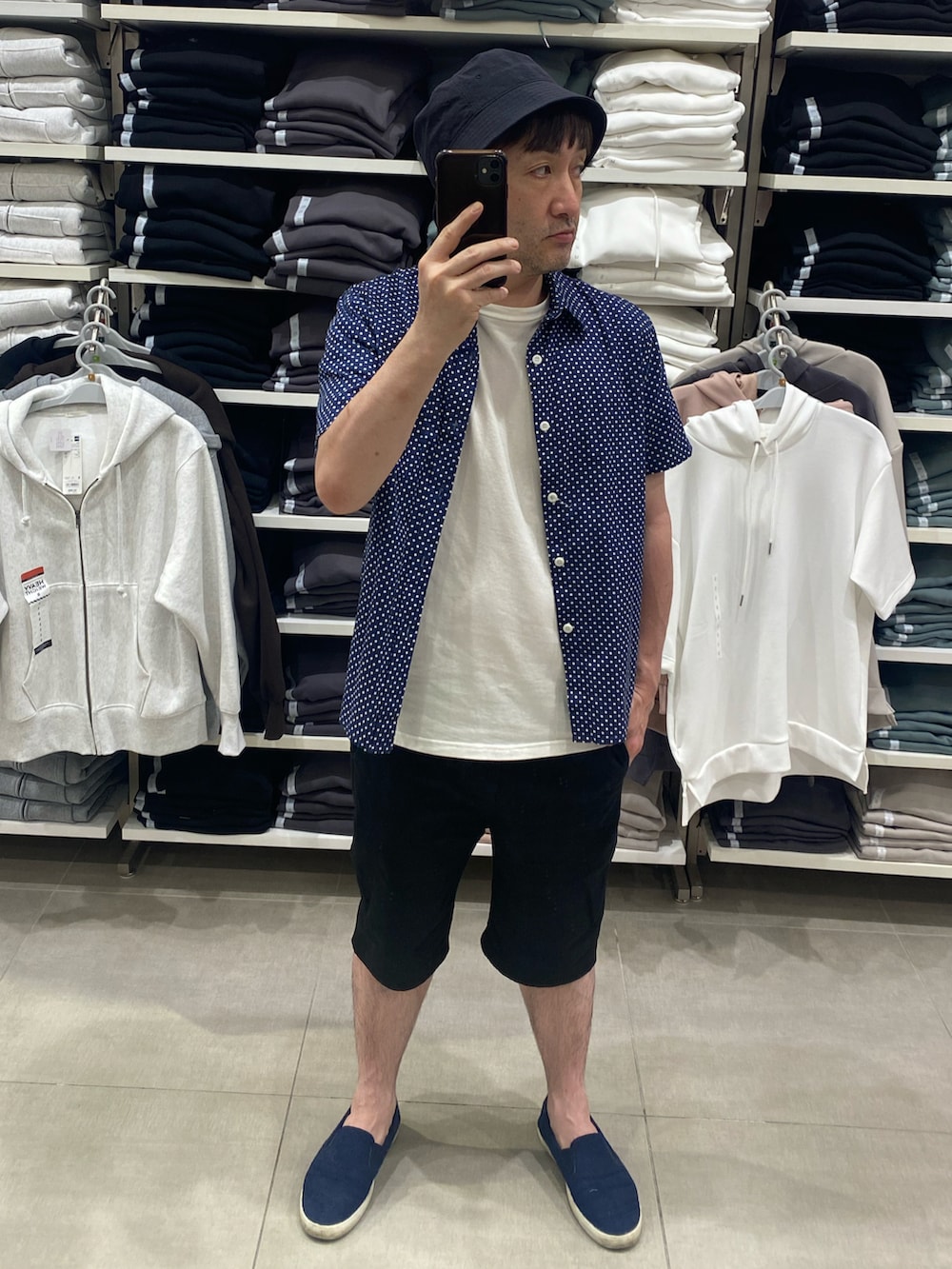 「おしゃれさんと繋がりたい、おやじコーデ、ハット、バケットハット、半袖シャツ、半ズボン、ハーフパンツ、スリッポン」｜「temptationのアイテム（シャツ/ブラウス、ブルー系）」を使った、hiroさん（メンズ・165cm）の夏コーディネートの3枚目の写真
