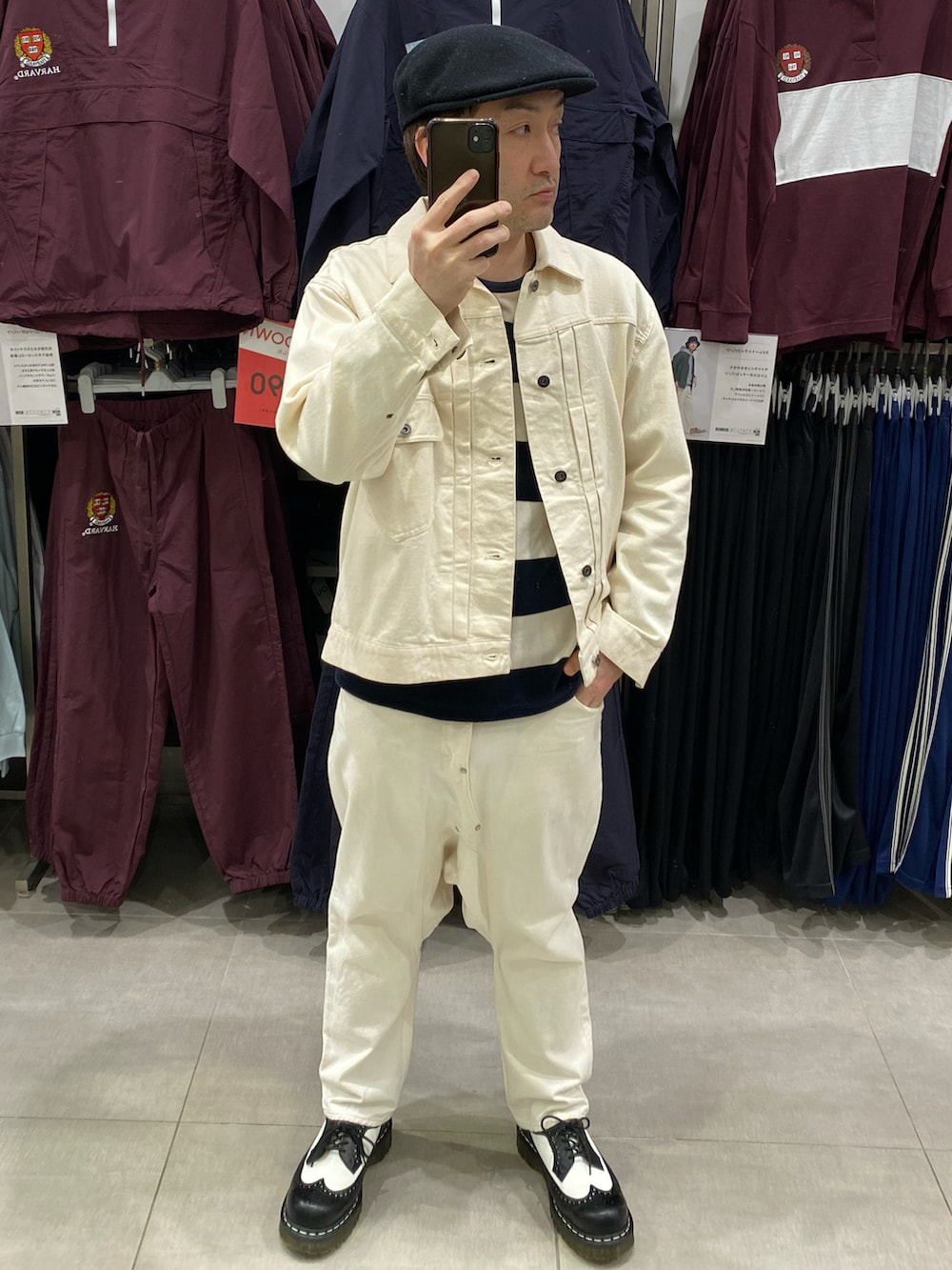 ホワイト系のデニムジャケット、その他のTシャツ/カットソー、ホワイト系のデニムパンツを着用したメンズの春コーディネートの2枚目の写真