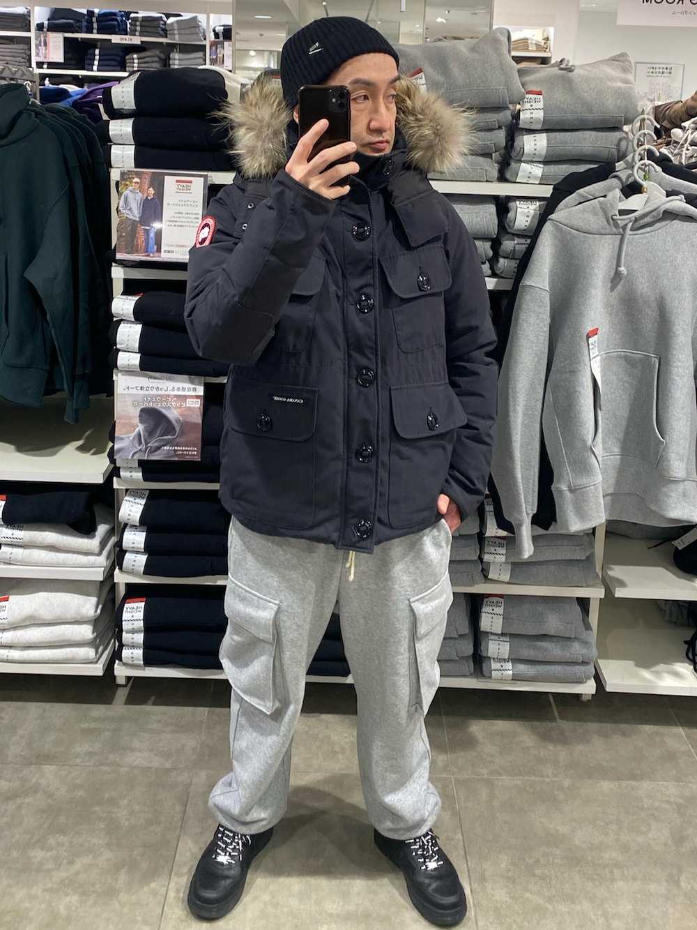 ブルー系のダウンジャケット/コート、グレー系のスウェットパンツ、ブラック系のスニーカーを着用したメンズの冬コーディネートの3枚目の写真