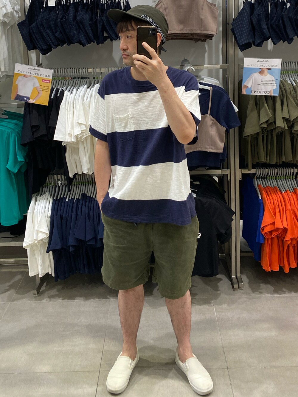 グリーン系のその他パンツ、ホワイト系のTシャツ/カットソー、ホワイト系のスリッポンを着用したメンズの夏コーディネートの2枚目の写真